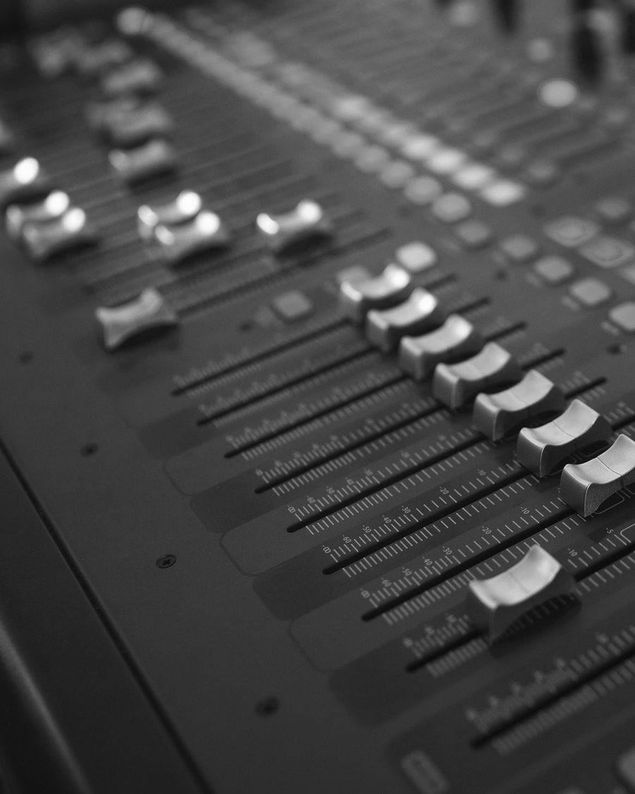 Consola de audio en el estudio de Self Native Radio Brand